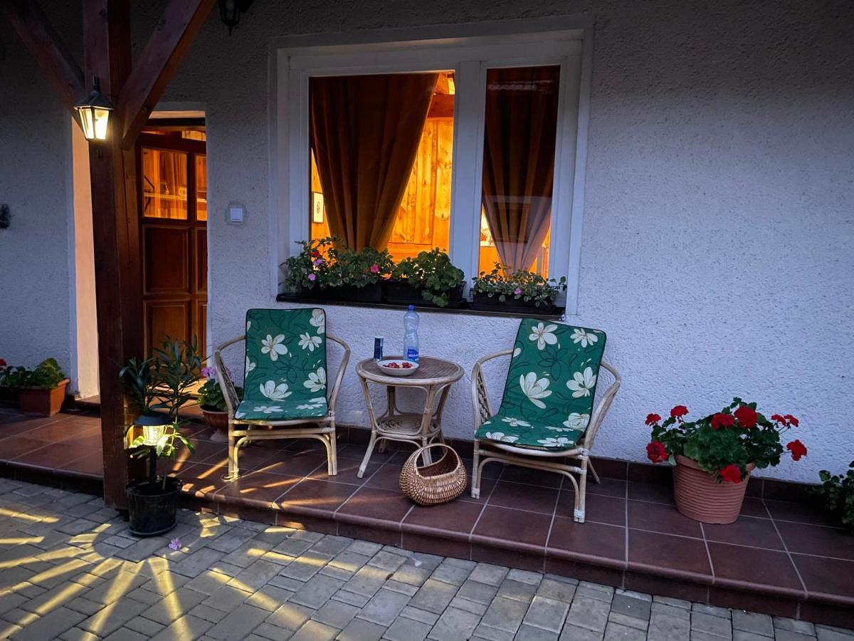 Cosy Apartment In Family Compound Turany Exterior foto